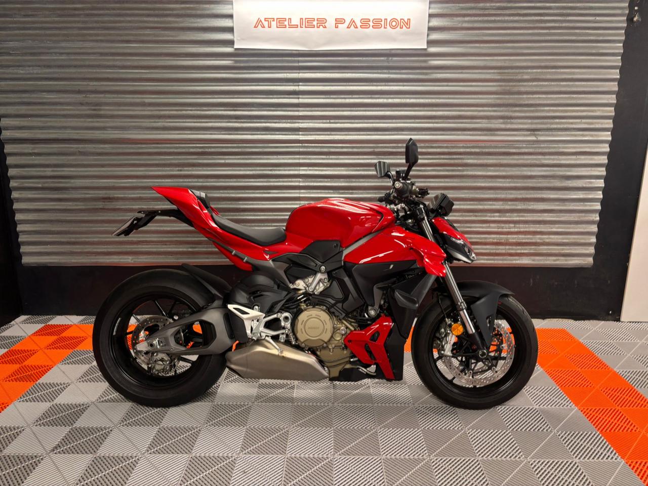 DUCATI STREETFIGHTER V4
