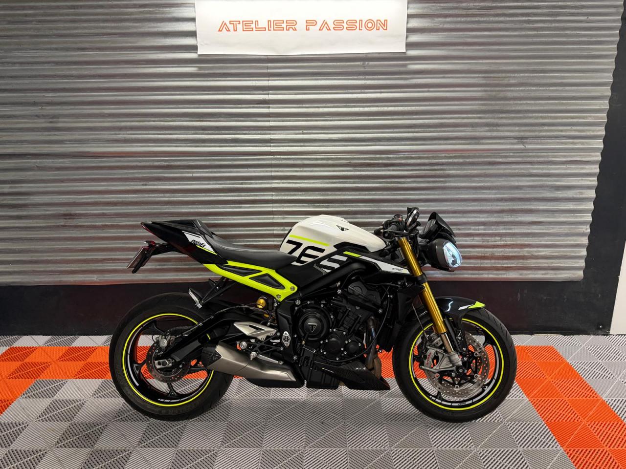 TRIUMPH STREET TRIPLE 765 Moto2